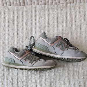 New Balance Women's Gray and Pink Sneakers